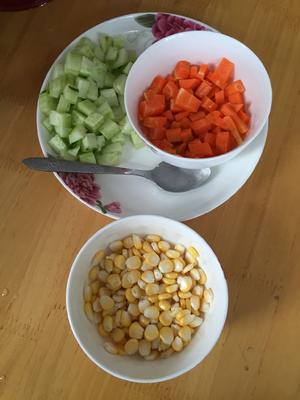黄瓜玉米胡萝卜丁的做法 步骤1