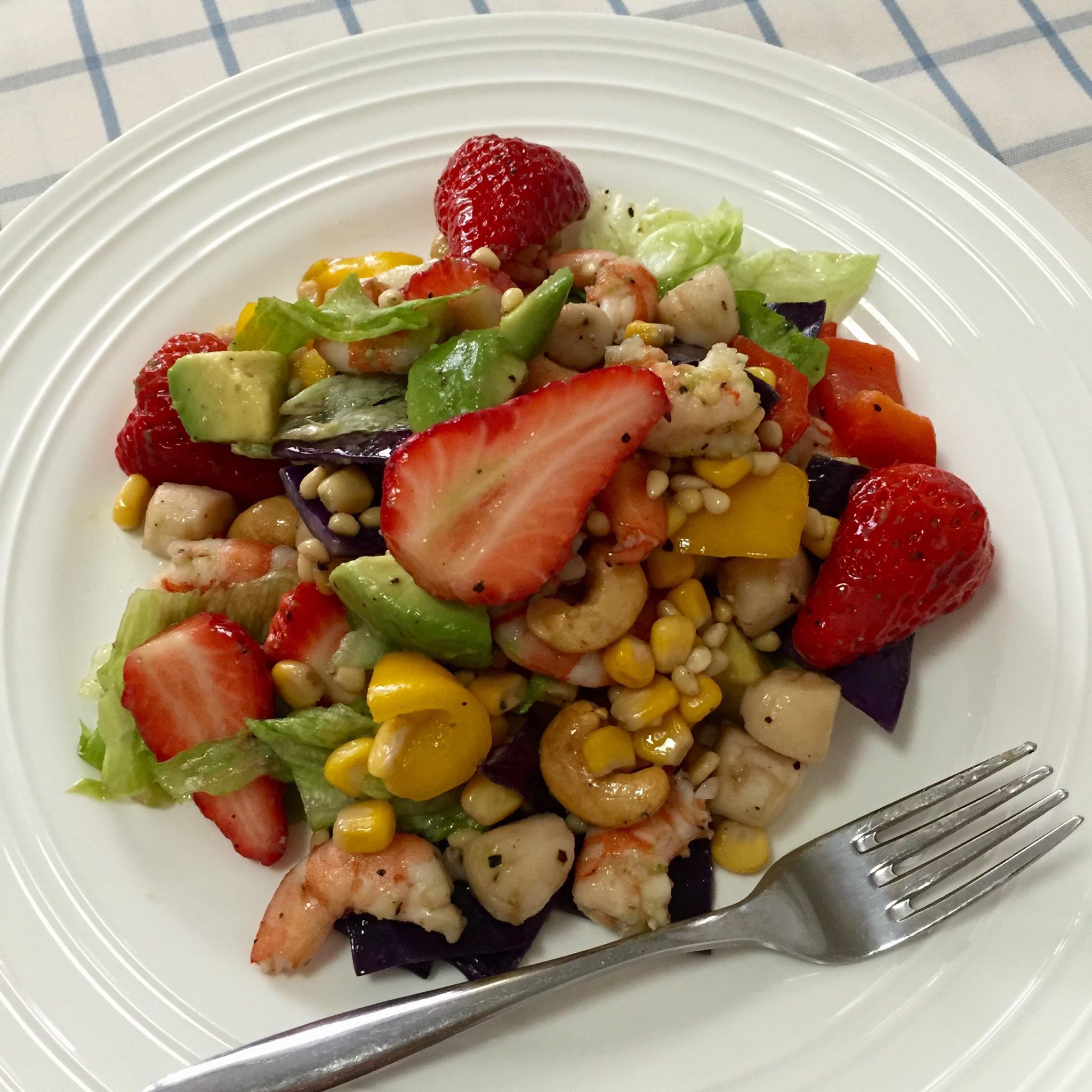 草莓牛油果海鲜蔬菜沙拉的做法