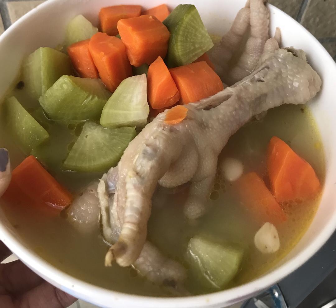 简单老火汤红青萝卜煲鸡爪的做法