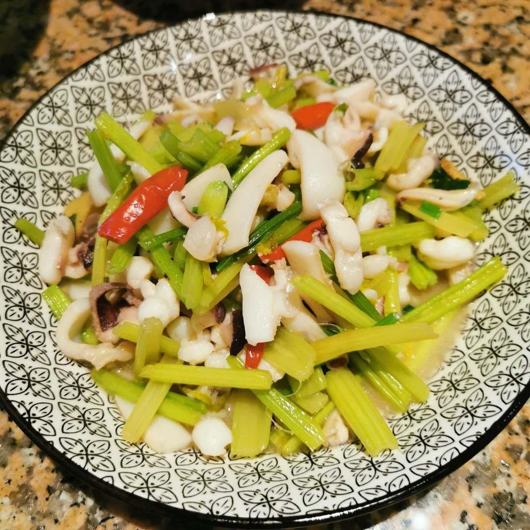 温州味家常菜！芹菜炒墨鱼（乌贼），5分钟快手菜！！