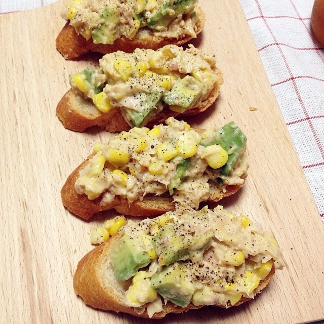 牛油果吞拿鱼三明治