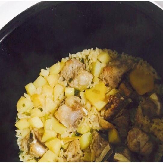 喷香排骨焖饭（爆好吃）