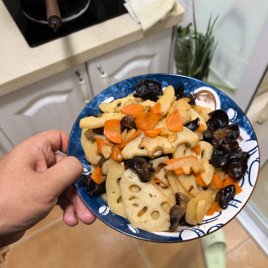 黒木耳炒藕片