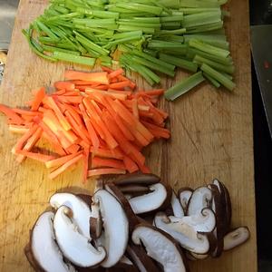 凉拌香菇芹菜胡萝卜丝的做法 步骤1