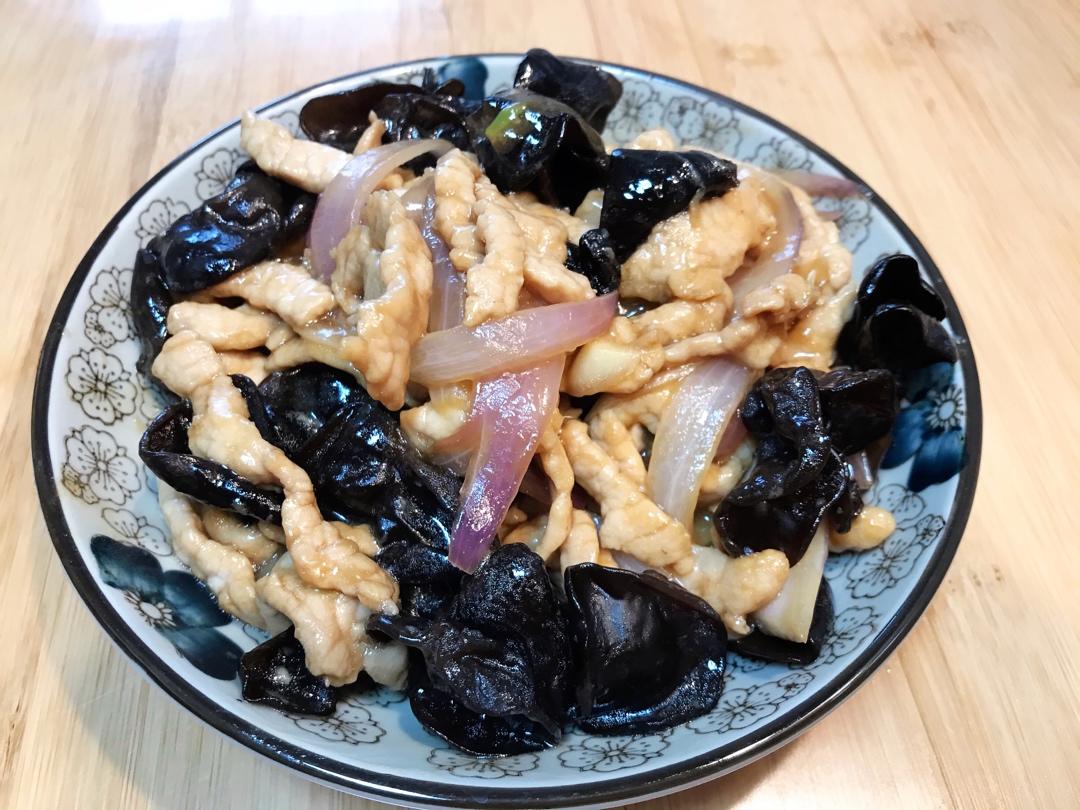 洋葱麻麻-拿平底锅的红太狼做的木耳洋葱炒肉