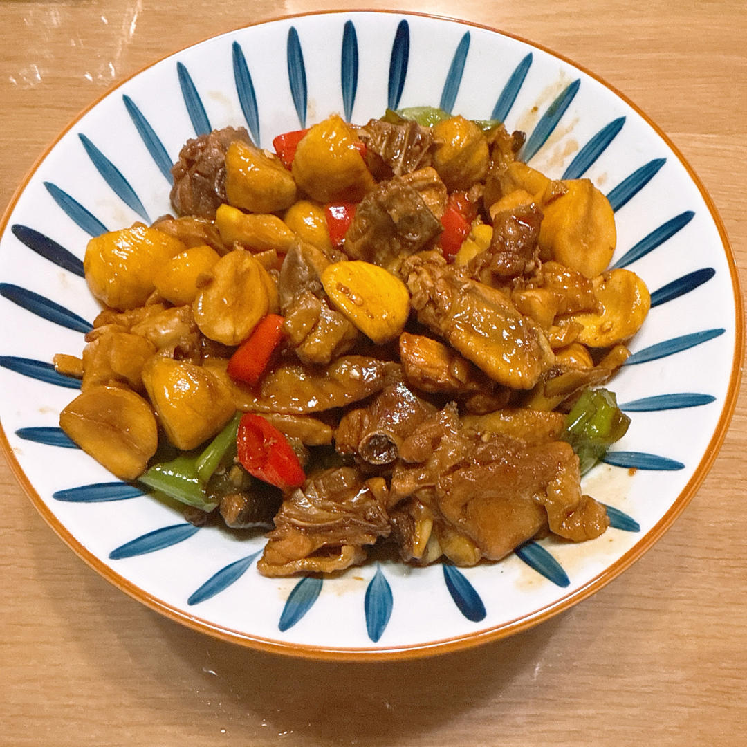 厨师长教你：“板栗烧鸡”的家常做法，咸鲜美味，汤汁浓郁