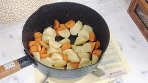咖喱鸡肉土豆的做法 步骤3