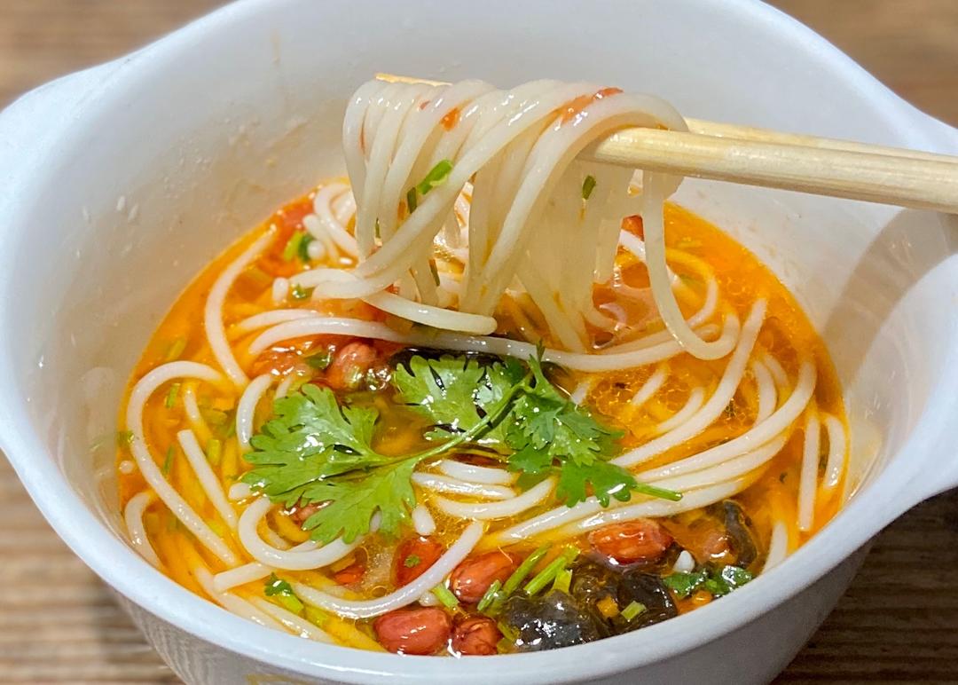 酸汤米线的做法 步骤5