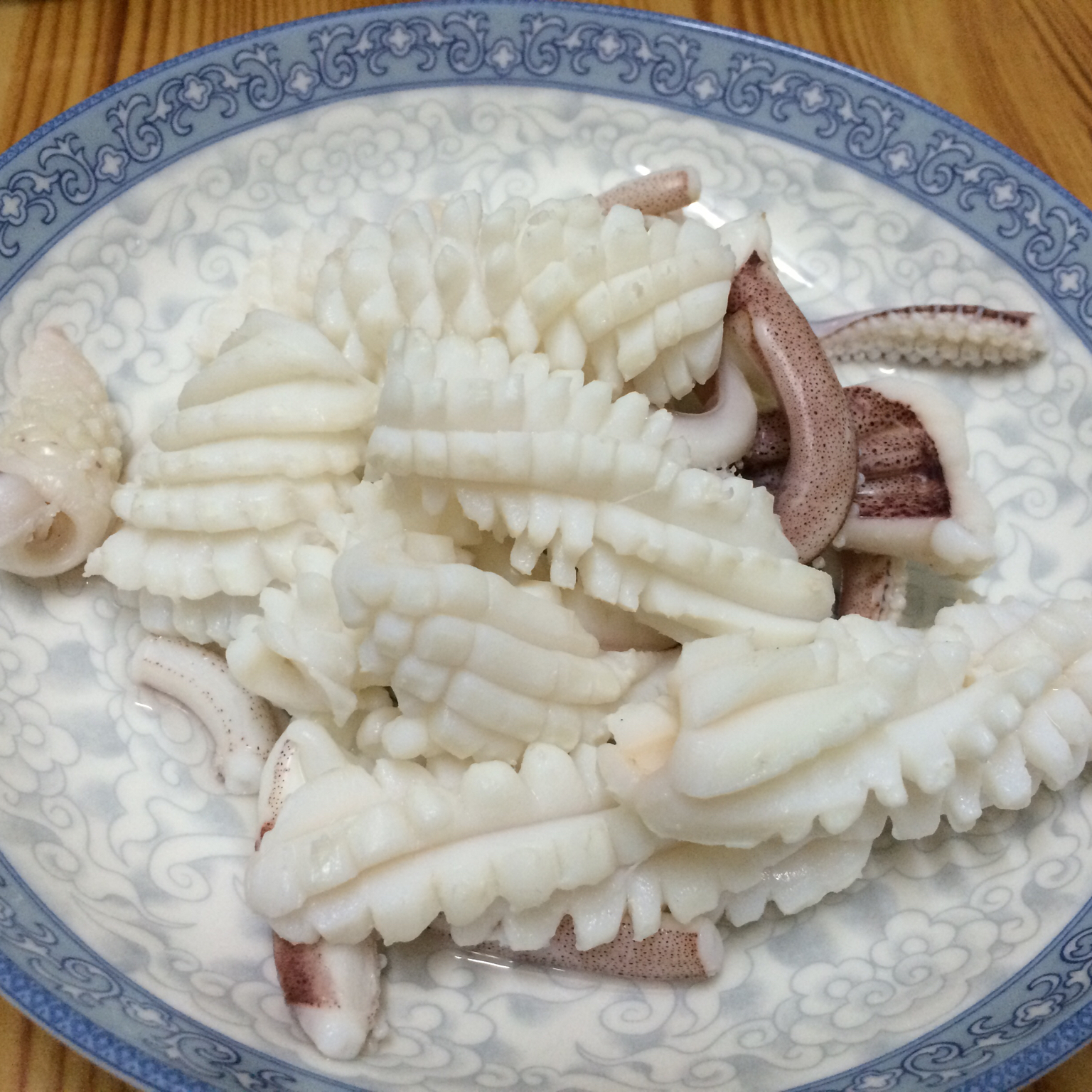 青红尖椒炒鱿鱼卷（附：超详细刀花过程）