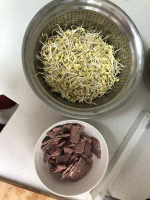 豆芽烧牛肉的做法 步骤2
