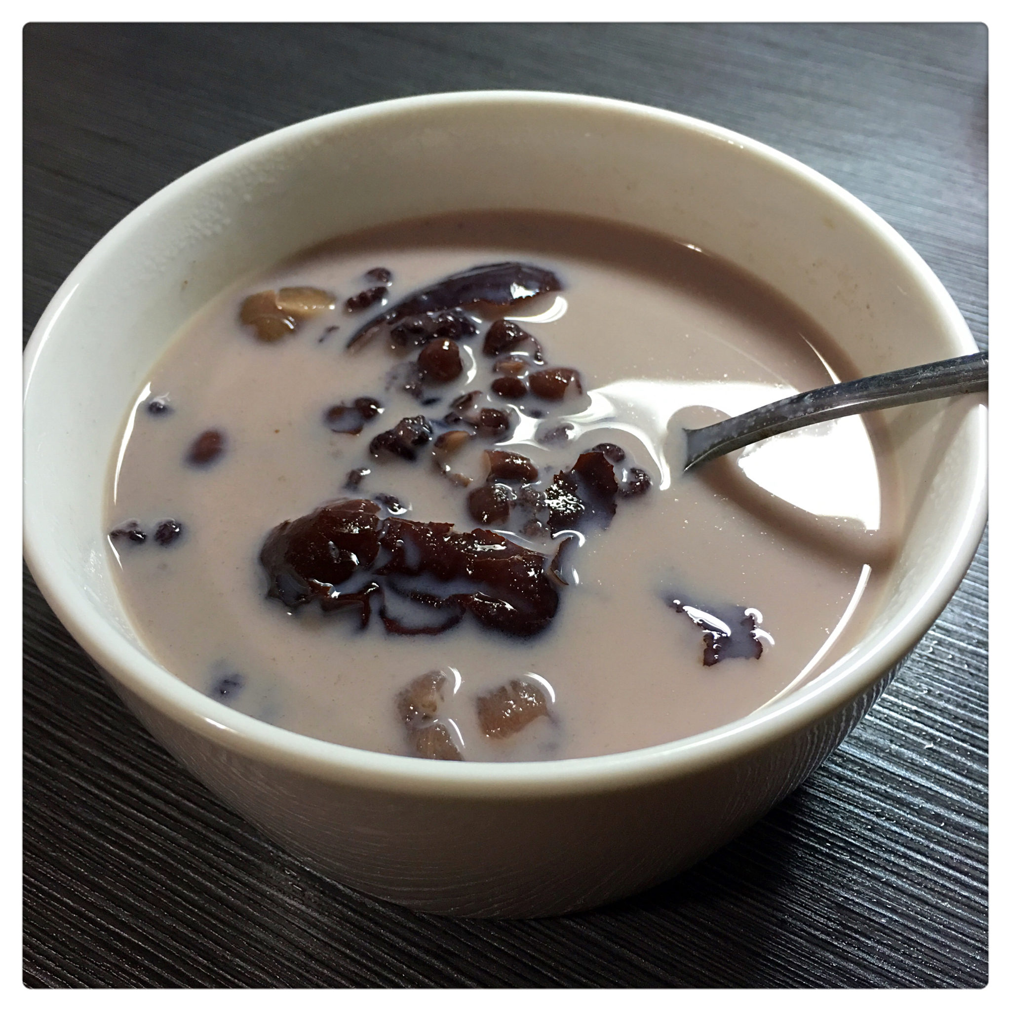 红枣红豆薏仁牛奶粥