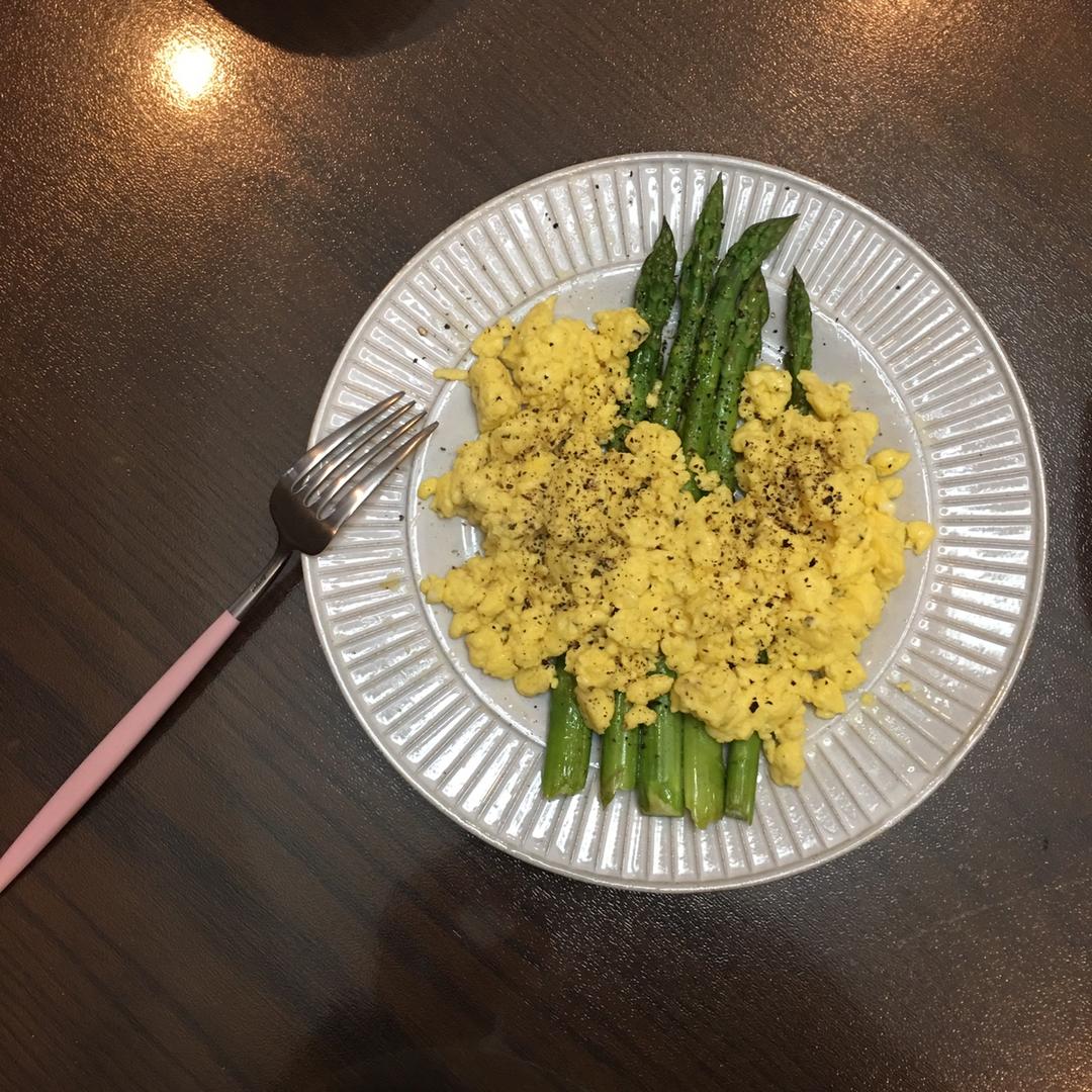 法式炒蛋配煎芦笋