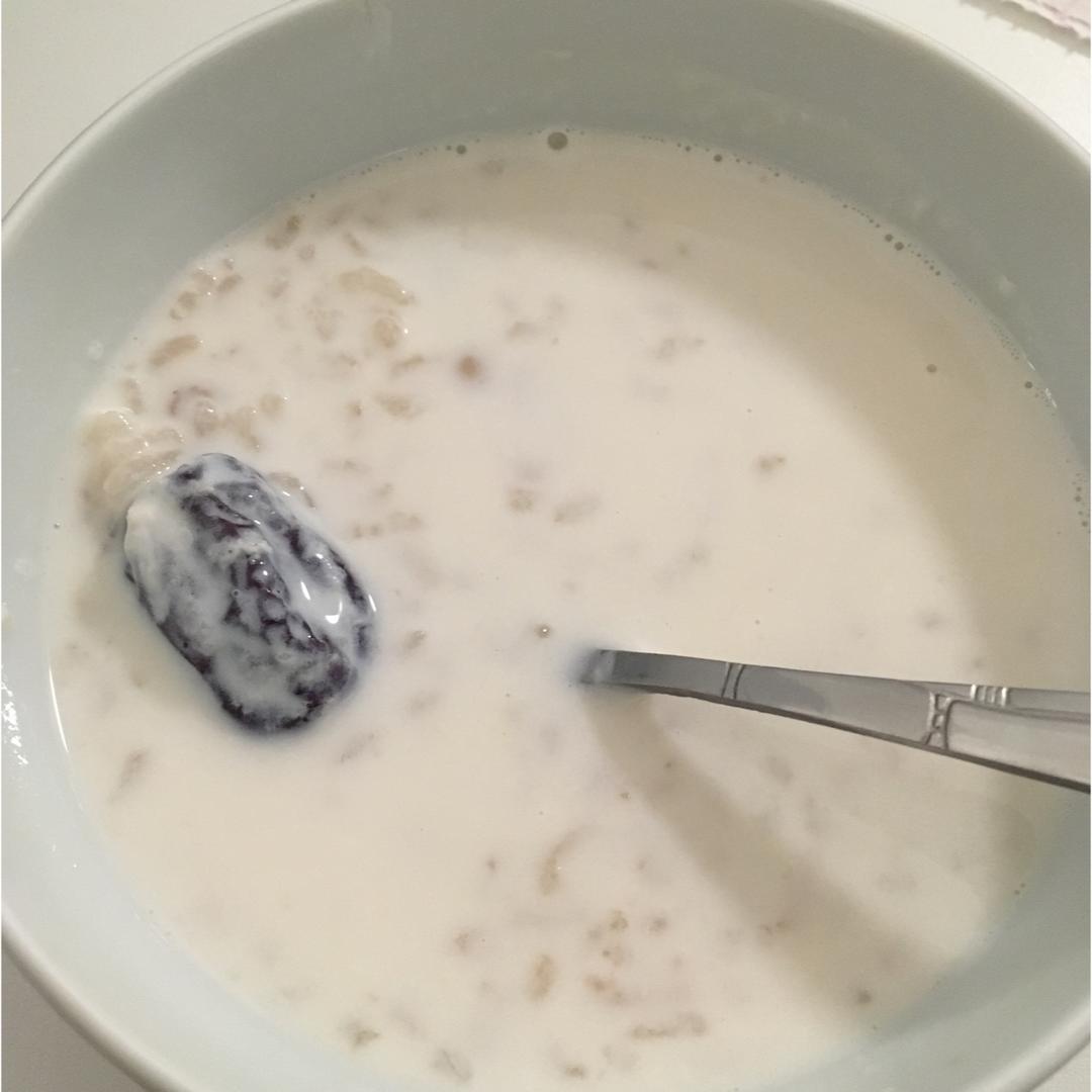 红枣红豆薏仁牛奶粥