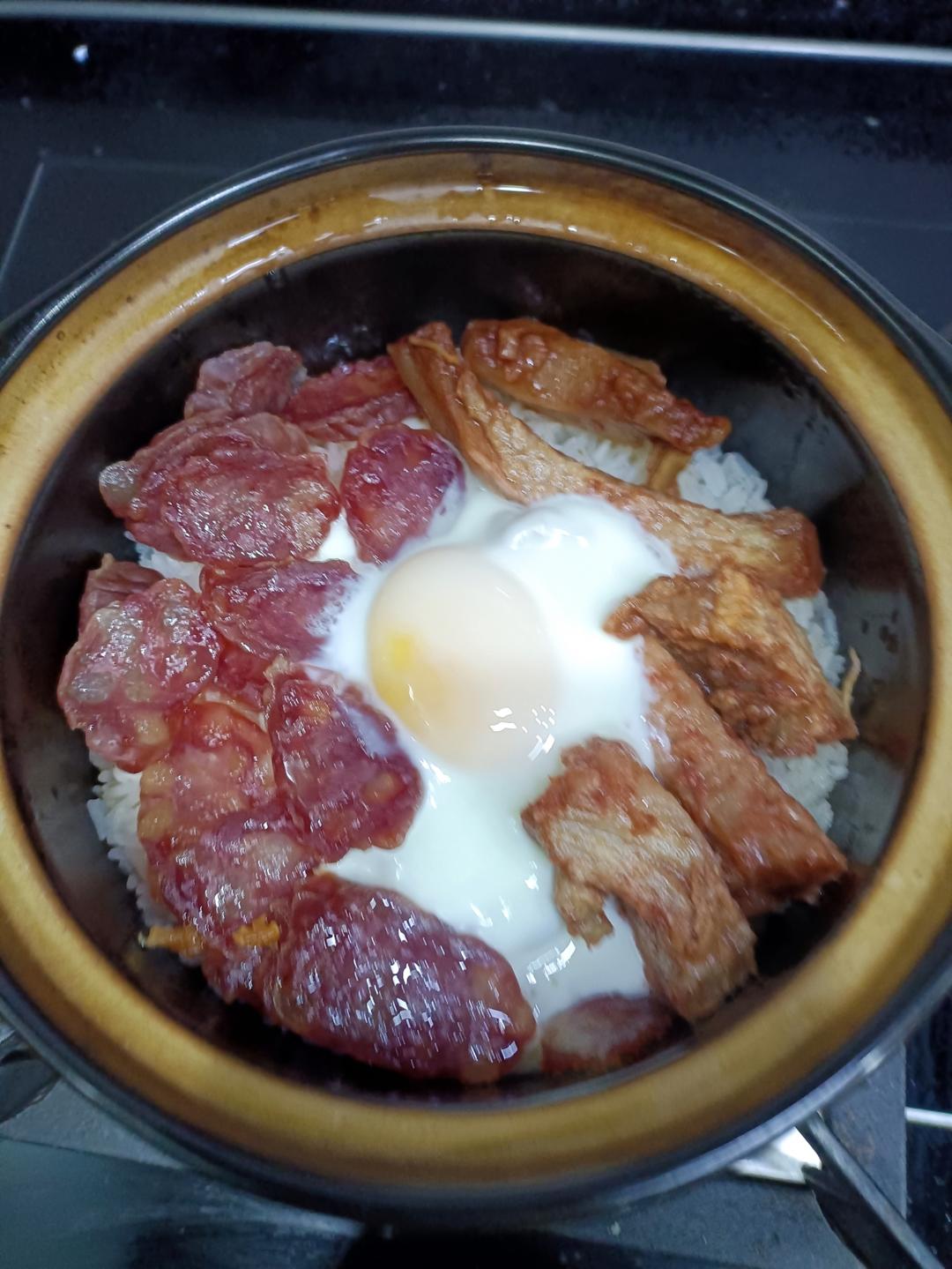 保姆级的「腊味煲仔饭2.0」加强版来了，地道老广味～