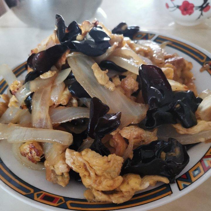 洋葱木耳炒鸡蛋