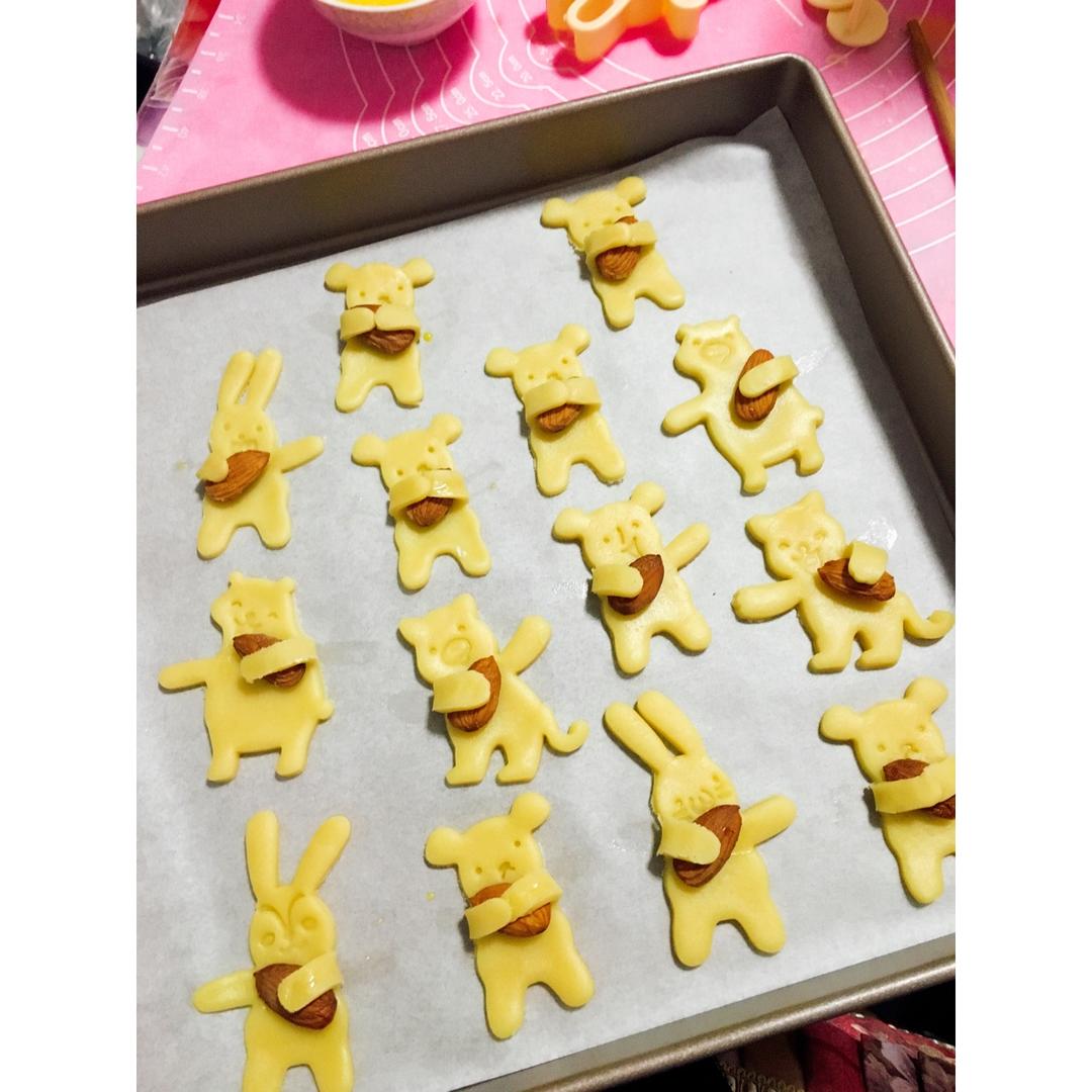 小熊抱杏仁饼干