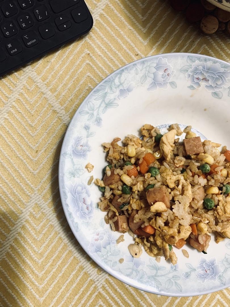 玉米胡萝卜火腿鸡蛋炒饭