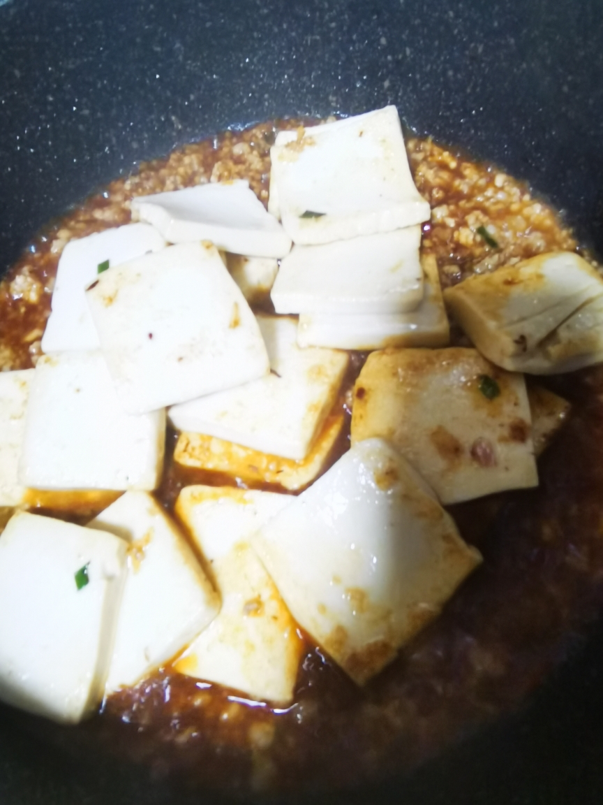 红烧豆腐，用勺子舀一勺,豆腐和猪肉末都有了,拌上米饭一大口的满足感的做法 步骤6