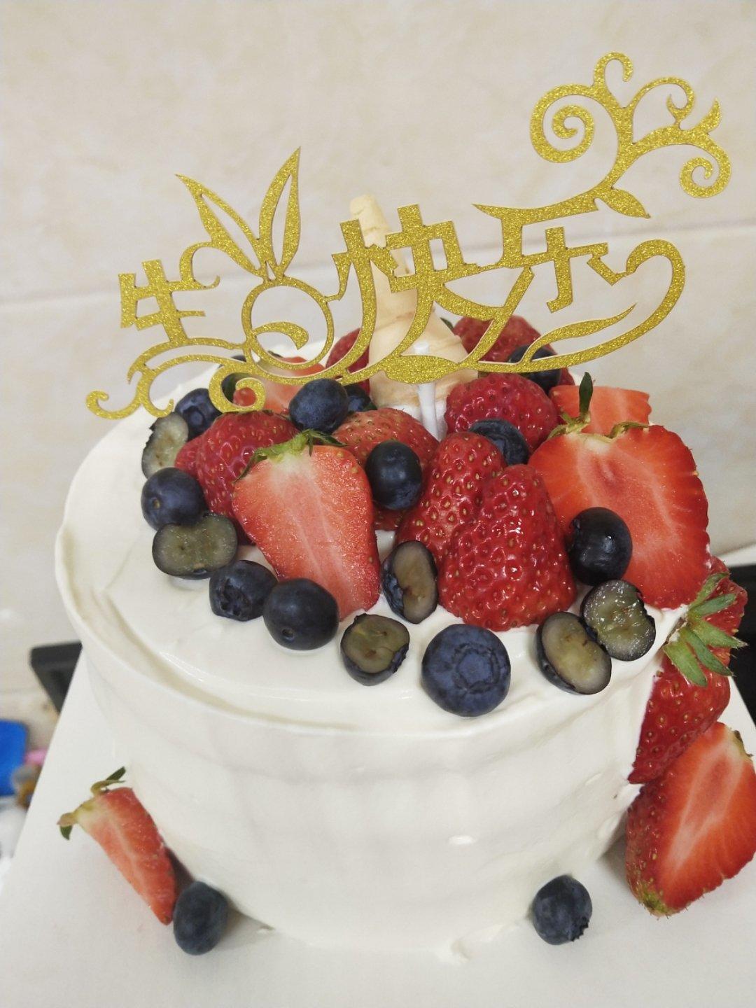 草莓装饰奶油蛋糕