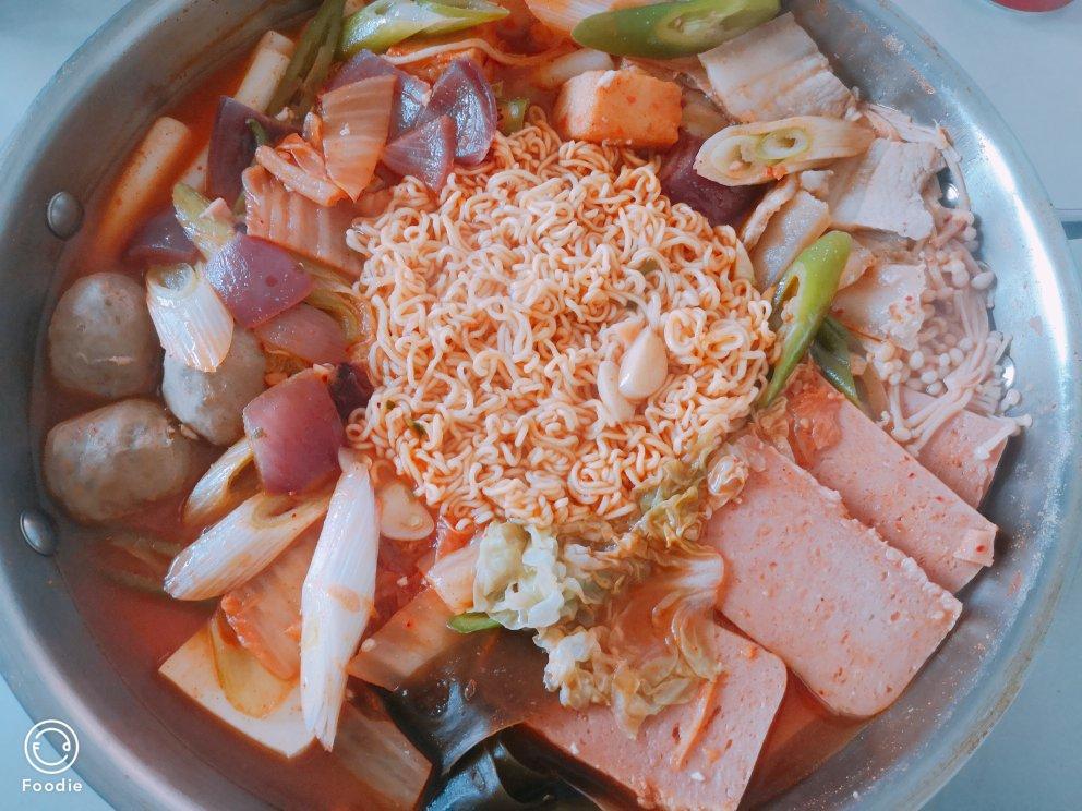 韩式部队锅 Korean Hot Pot (Budae-jjigae)