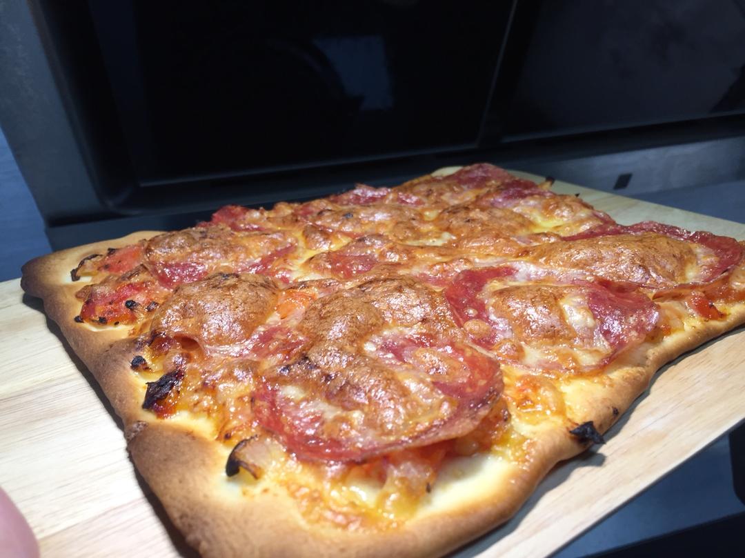 萨拉米薄底披萨 Salami Pizza