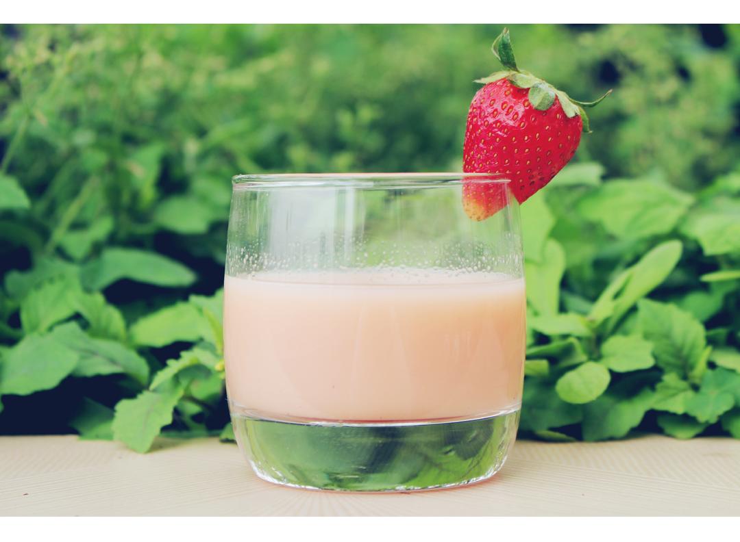 小清新产物草莓养乐多