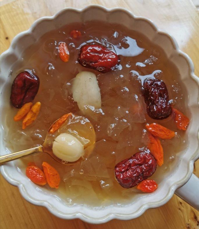 冰糖银耳红枣汤