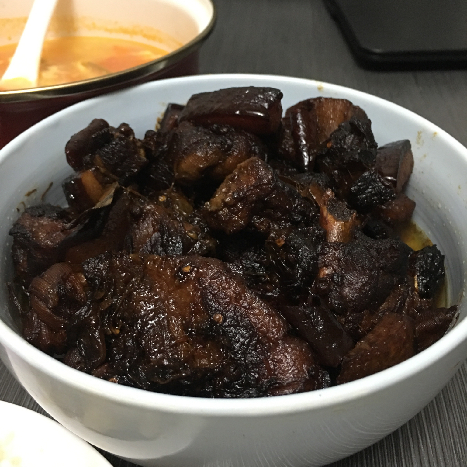 吃着碗里望着锅里的红烧肉