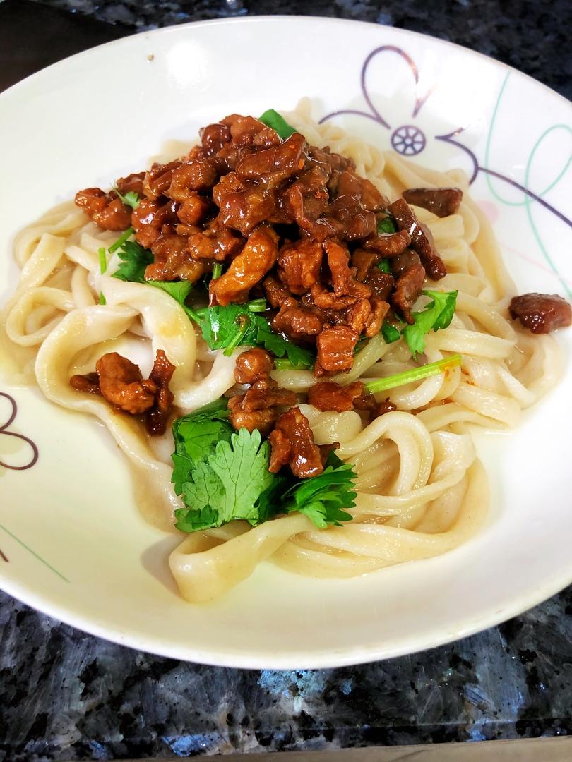 戴眼镜的m做的自制拉面拉条子