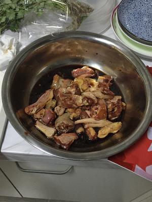 森哥随手做的菜-冬菇辣炒鸡的做法 步骤1