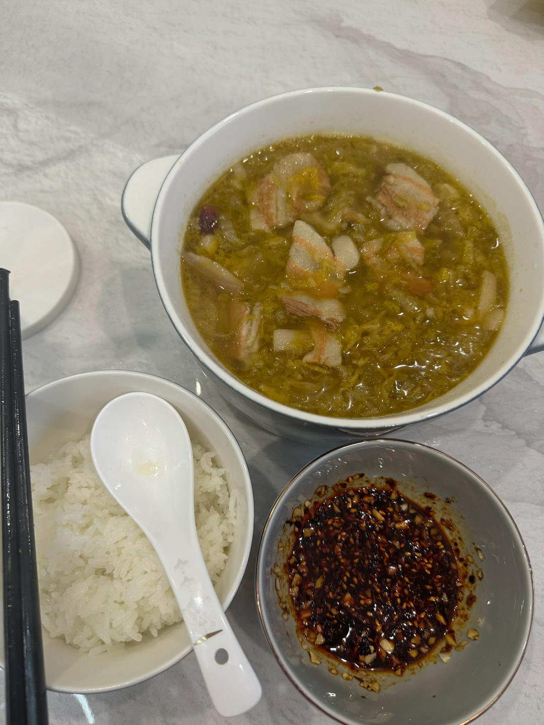 东北酸菜烩白肉粉条