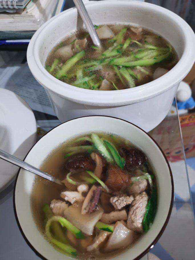 墨鱼肉片汤：先炒再炖，烧出不一样的肉片汤！