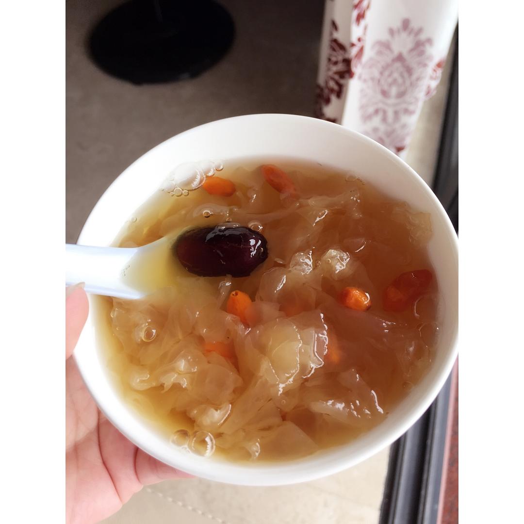 冰糖银耳红枣汤