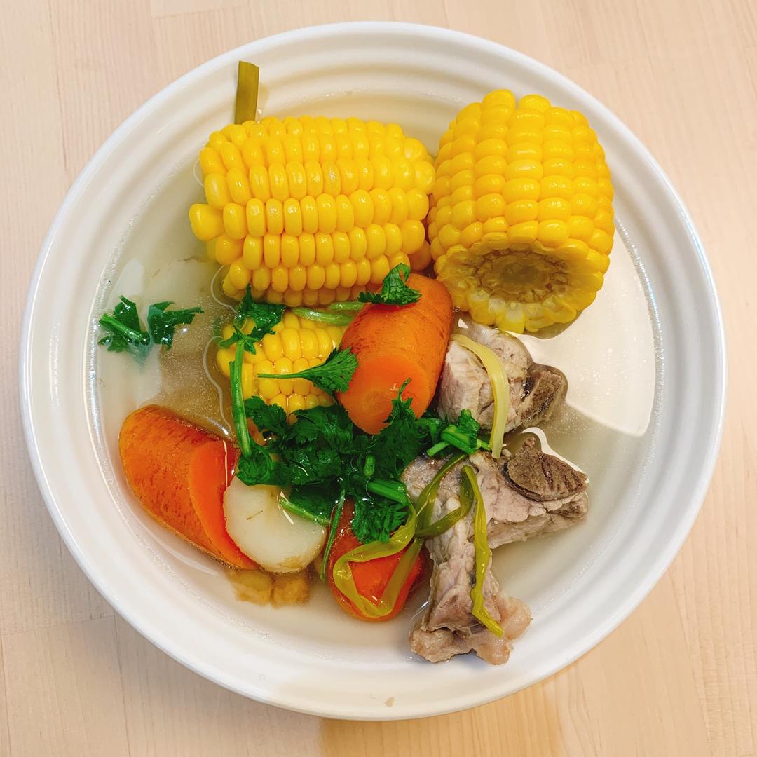 胡萝卜玉米龙骨汤