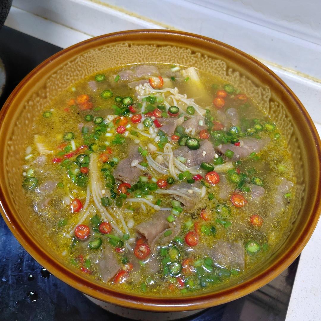 酸汤金针菇肥牛卷