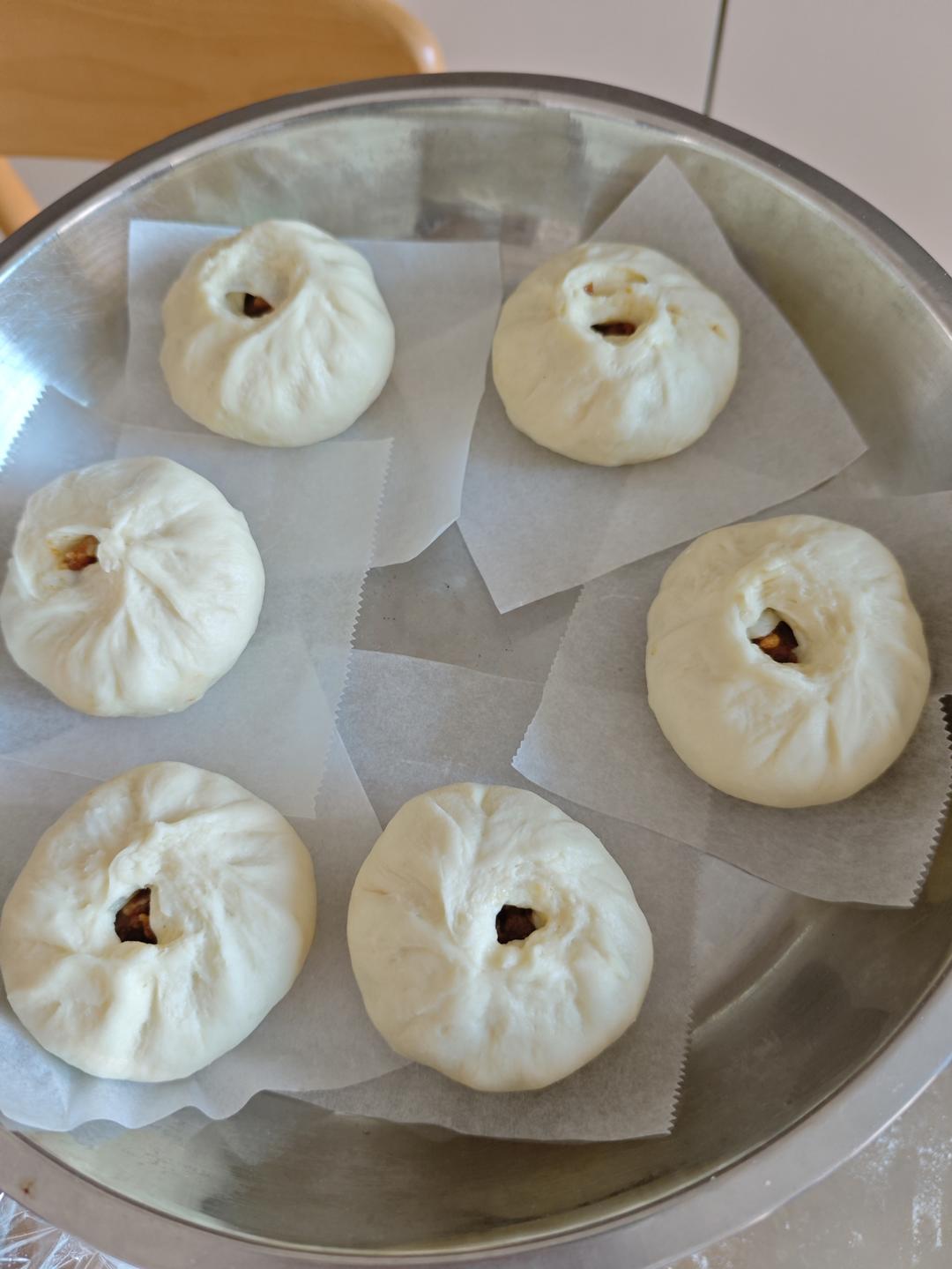 云朵般松软爆浆蜜汁叉烧包