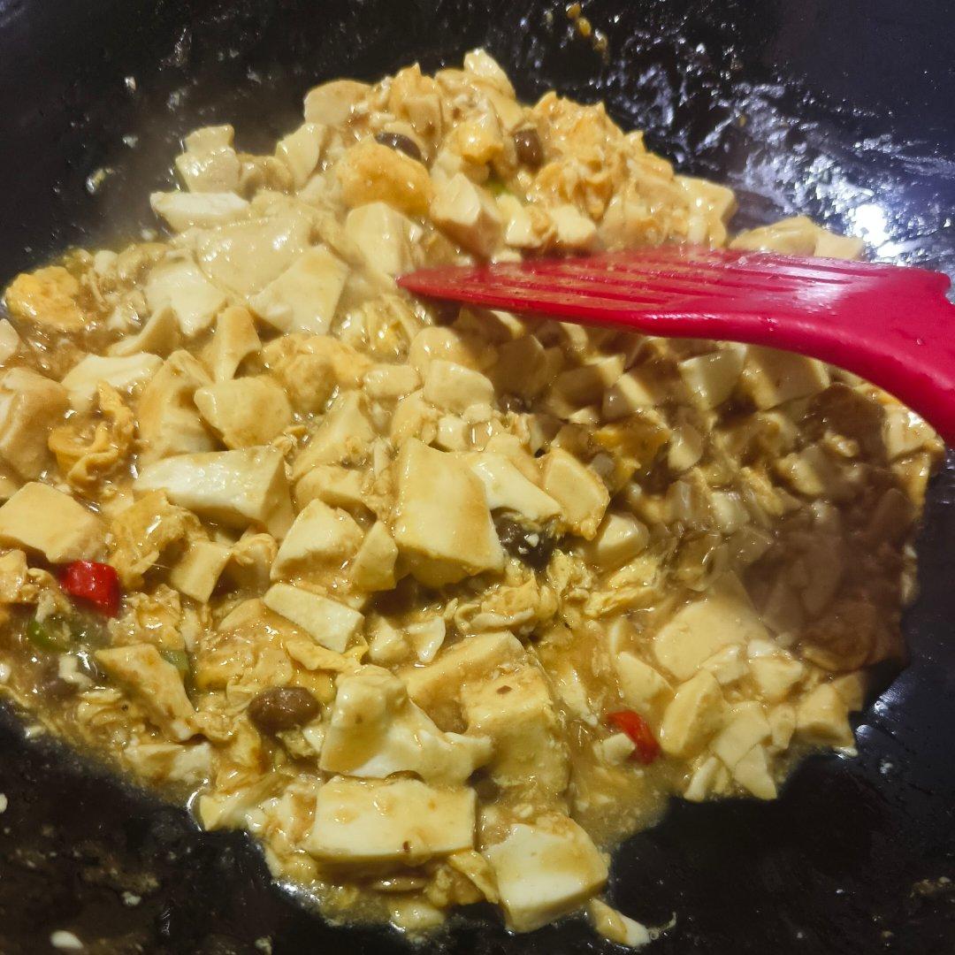 鸡蛋内脂豆腐真的太惊艳了！滑嫩爽口，入口即化，还有那淡淡的鸡蛋香味，配上喜欢的调料，嘎嘎香，嘎嘎好吃！低脂高蛋白，饱腹感强，减脂的姐妹快来试试吧！