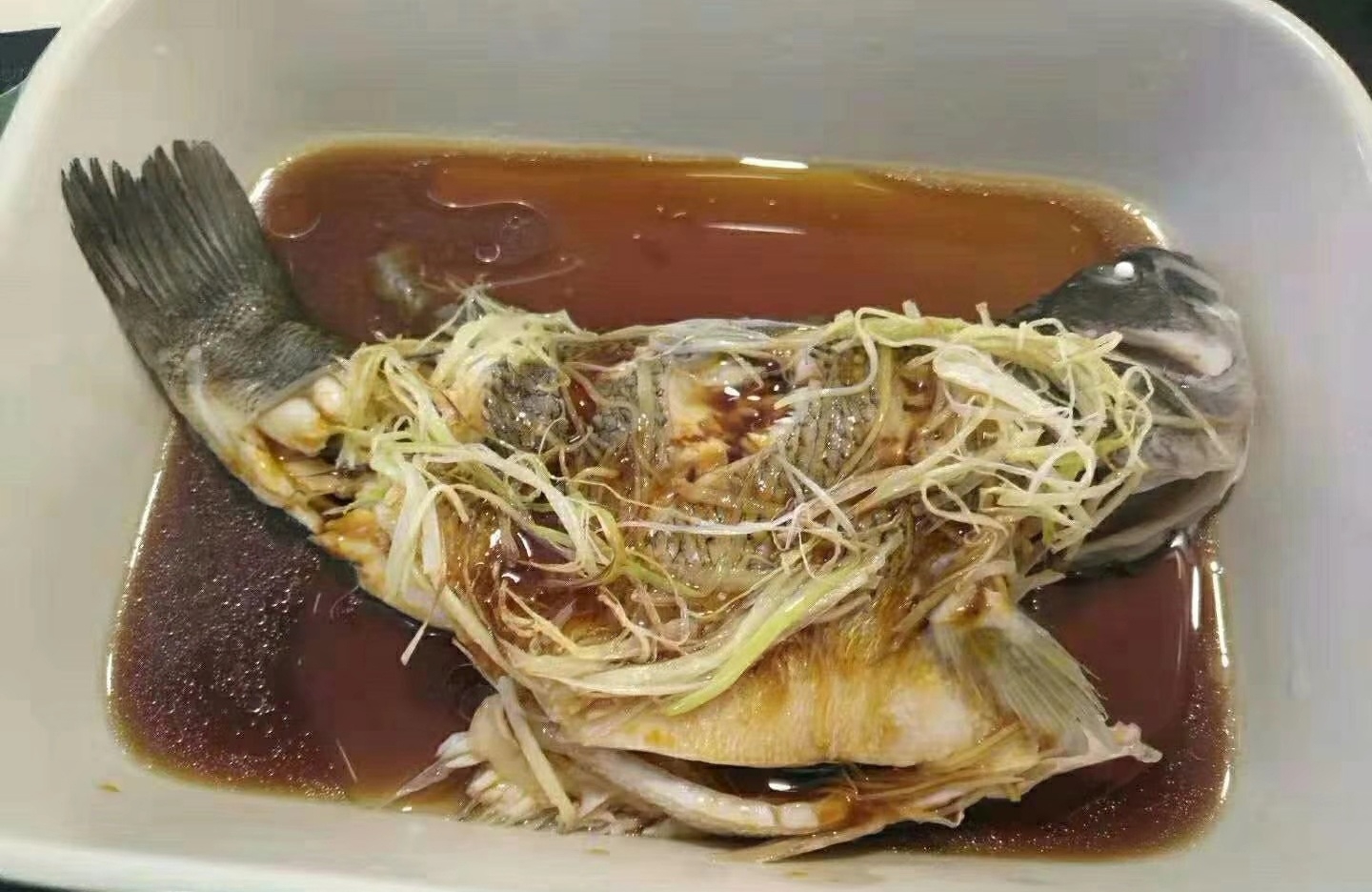 staub铸铁锅无水蒸鲈鱼的做法 步骤6