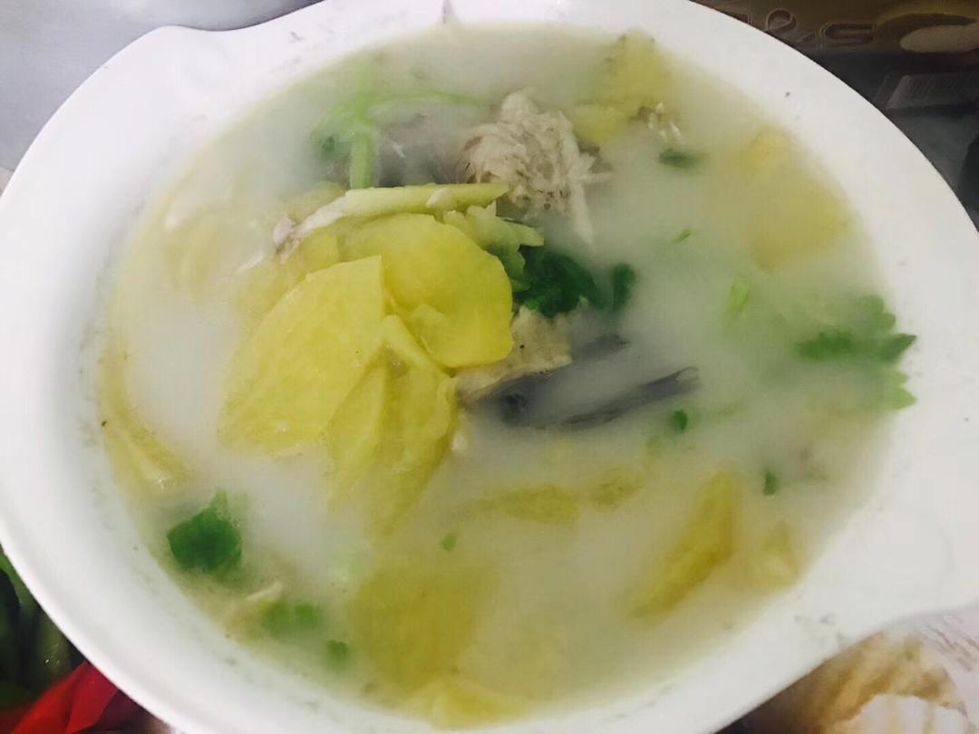 懒人不要轻易煮    一煮就会爱上这汤   会上瘾（苹果白鲫鱼汤）