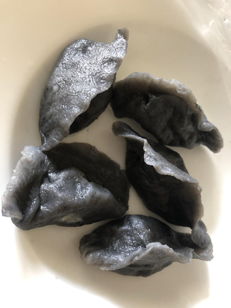青岛特色：墨鱼饺子