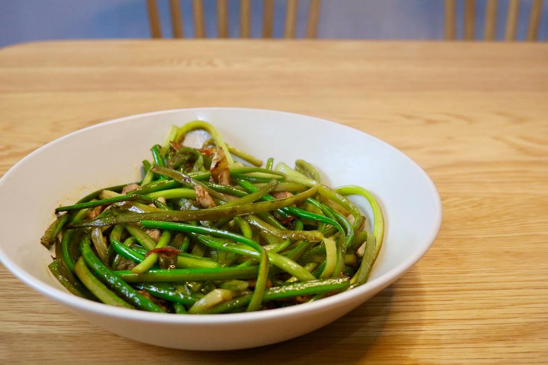 超级入味的肉末长豆角、肉末蒜苔（附快速安全切长豆角和蒜苔的方法）