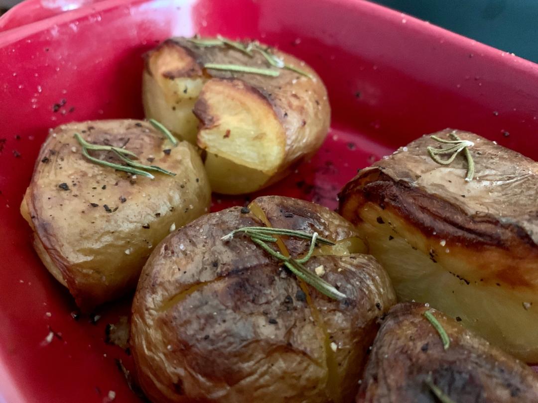 迷迭香椒盐烤脆皮土豆-北鼎食谱