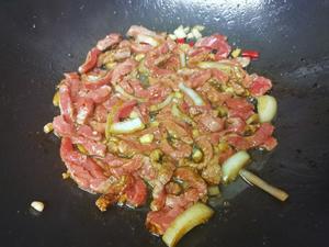 超级下饭的酸菜炒牛肉的做法 步骤4