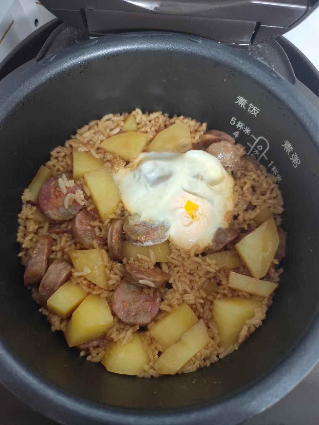 懒人版❗电饭煲土豆腊肠焖饭，好吃到舔盘～