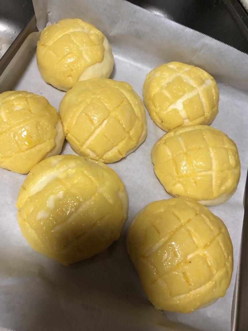 好吃到炸裂的港式菠萝包（附带制作酥皮的小视频）