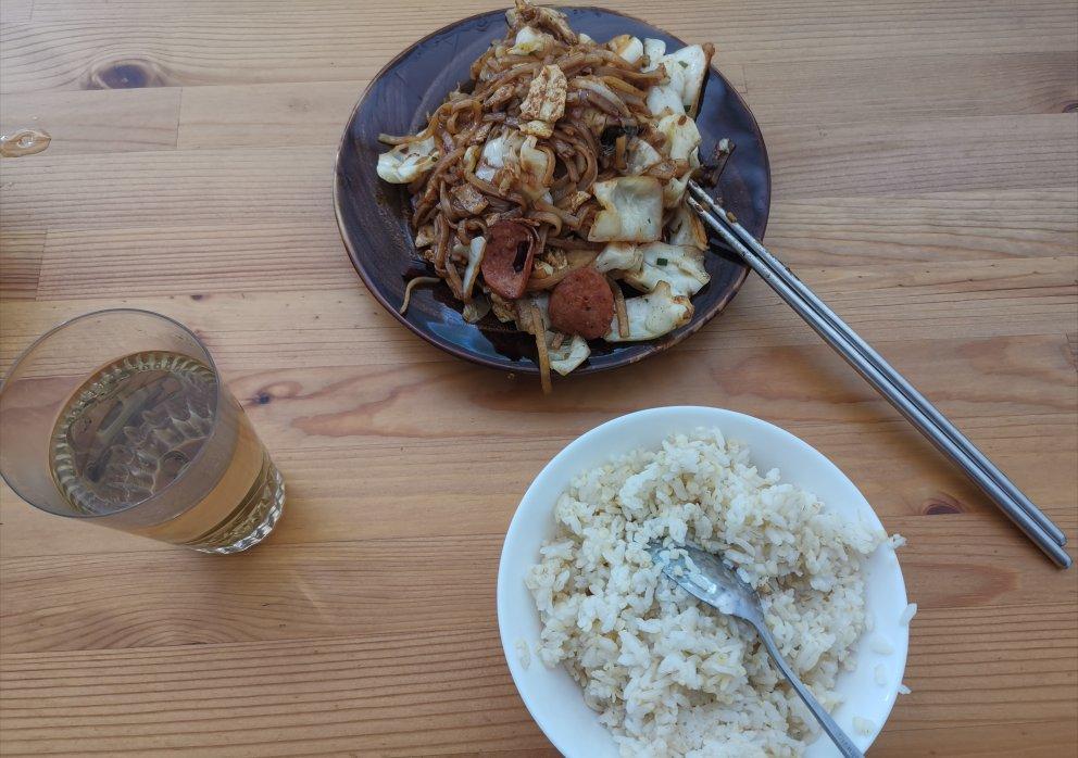 看似普通却超级下饭的圆白菜炒粉丝