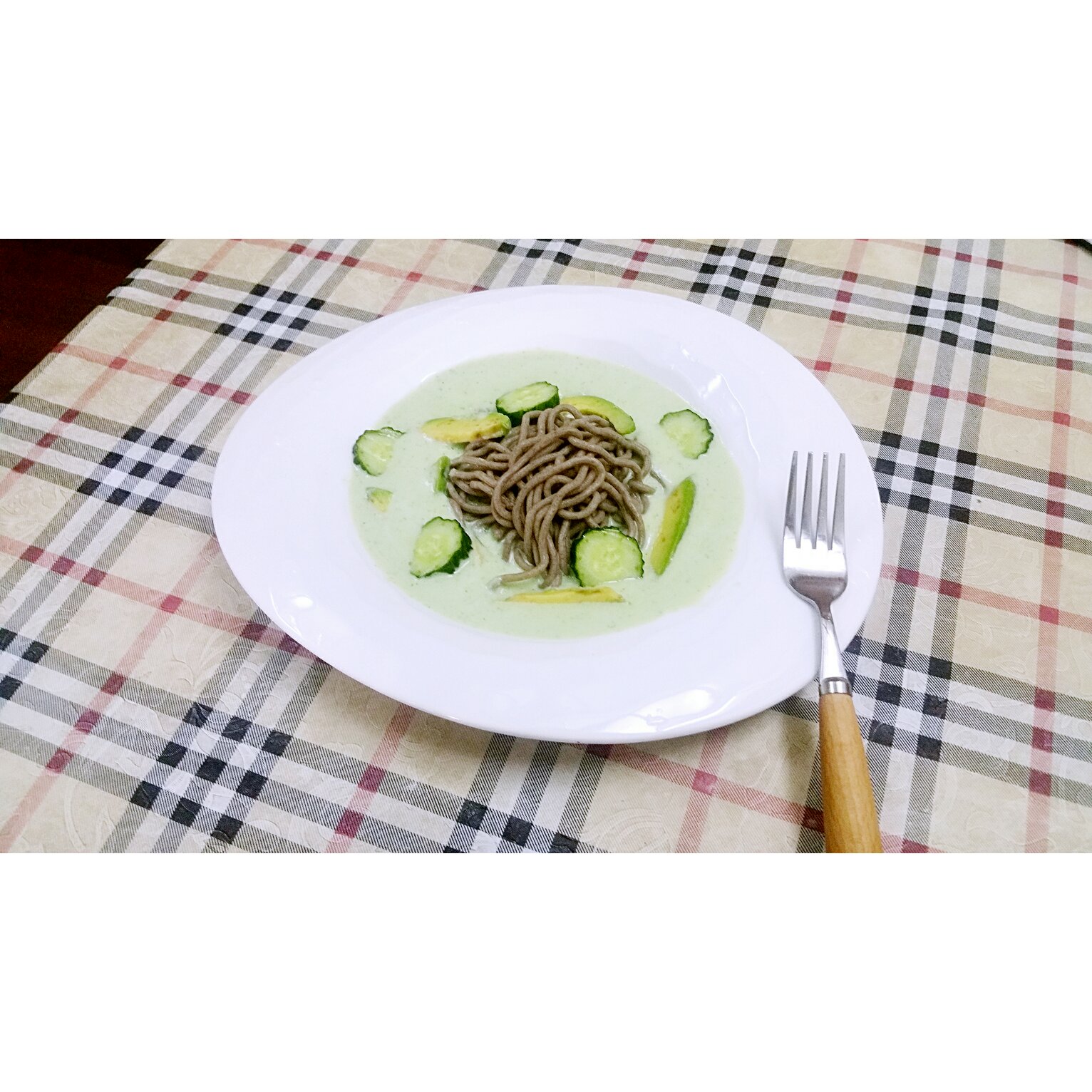 牛油果泥荞麦面