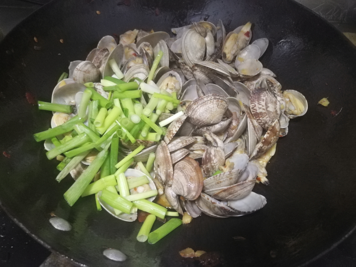 葱炒花蛤的做法 步骤9