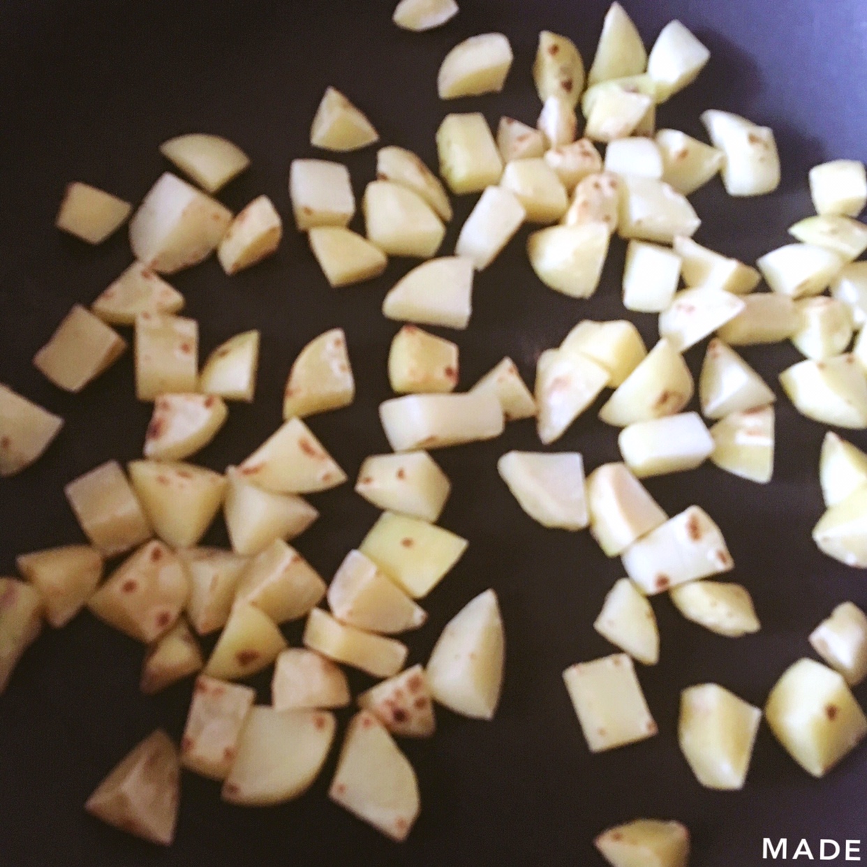 焖饭——土豆 四季豆 腊肉的做法 步骤1