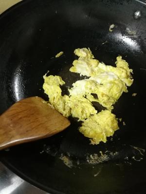 鸡蛋黄瓜炒虾仁的做法 步骤4